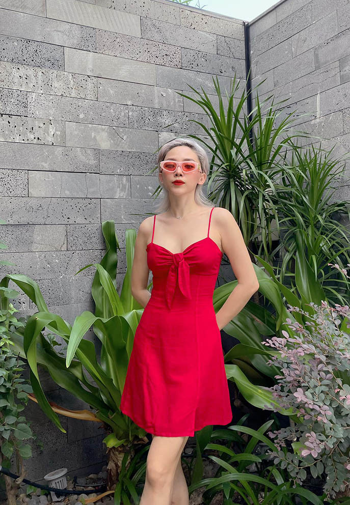 Tóc Tiên nổi bật với set trang phục đỏ tạo dáng trong vườn nhà.