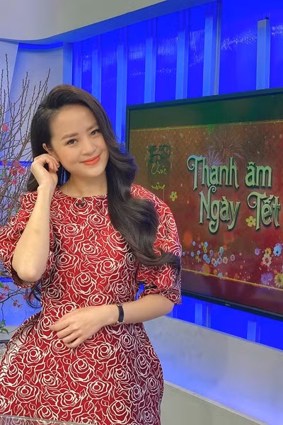 Thời gian qua, cùng với MC Mai Ngọc, Hoàng Dương, Tuấn Dương, BTV Ngọc Bích tạo thành bộ tứ quen thuộc của các bản tin Việt Nam hôm nay phát sóng trên VTV1 hàng ngày vào 17h30.