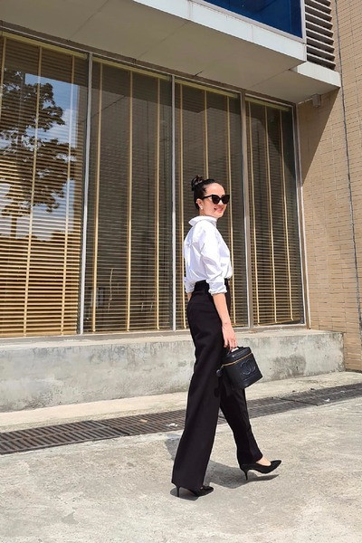 Chỉn chu khi lên sóng, đặc biệt là các bản tin thời sự chính thống, còn ngoài đời BTV Ngọc Bích chọn trang phục hợp mốt và thanh lịch.