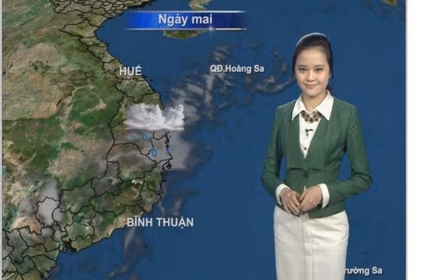 Với những ai theo dõi truyền hình thì BTV Ngọc Bích không còn là gương mặt xa lạ. Trước khi chuyển qua làm thời sự, nữ MC từng gắn bó với bản tin thời tiết và từng được nhắc đến khi đi tác nghiệp ngoài hiện trường khi cơn bão Haiyan đổ bộ vào Việt Nam tháng 11/2013.