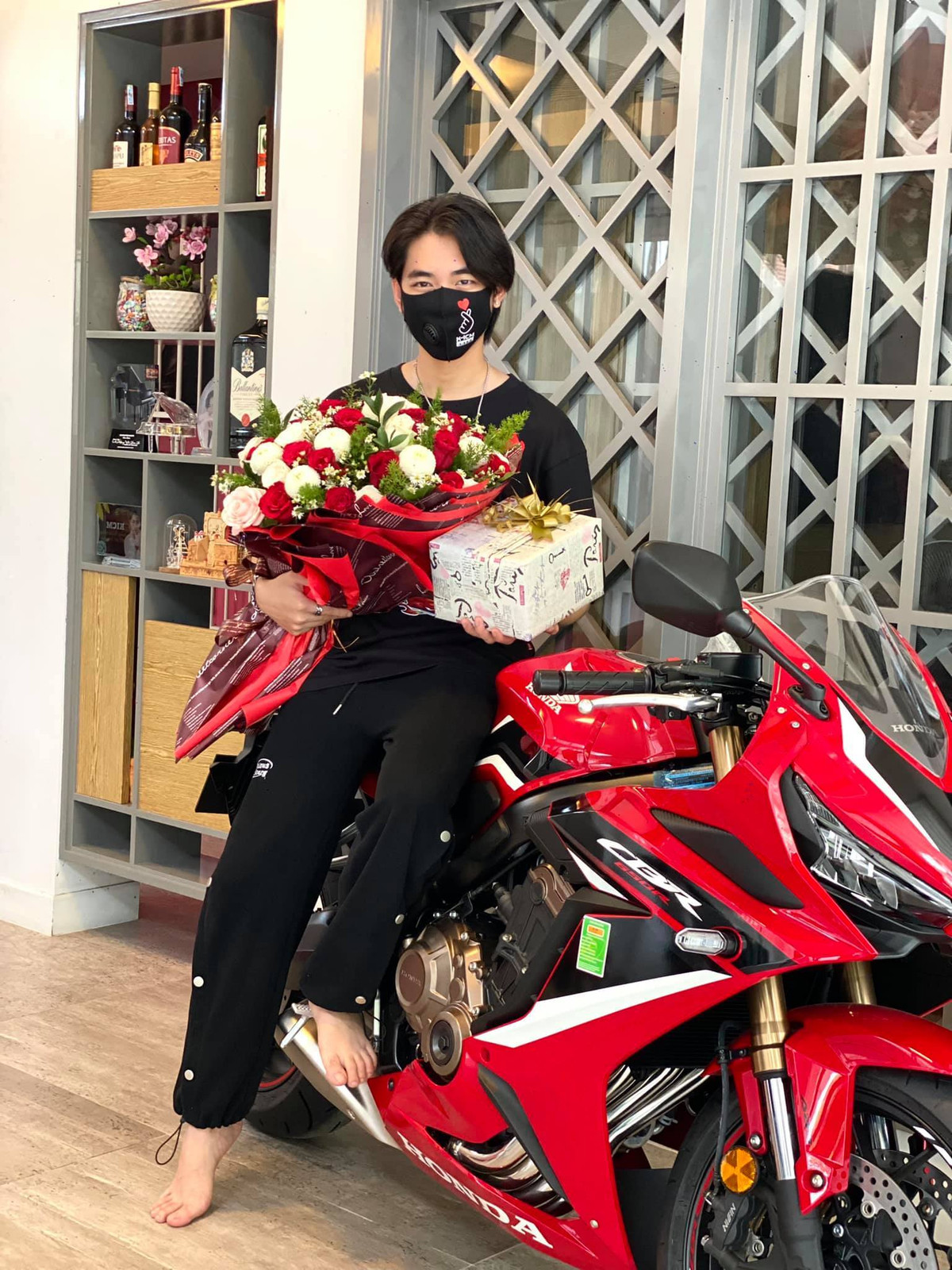 K-ICM khoe quà sinh nhật sớm từ mẹ nuôi.