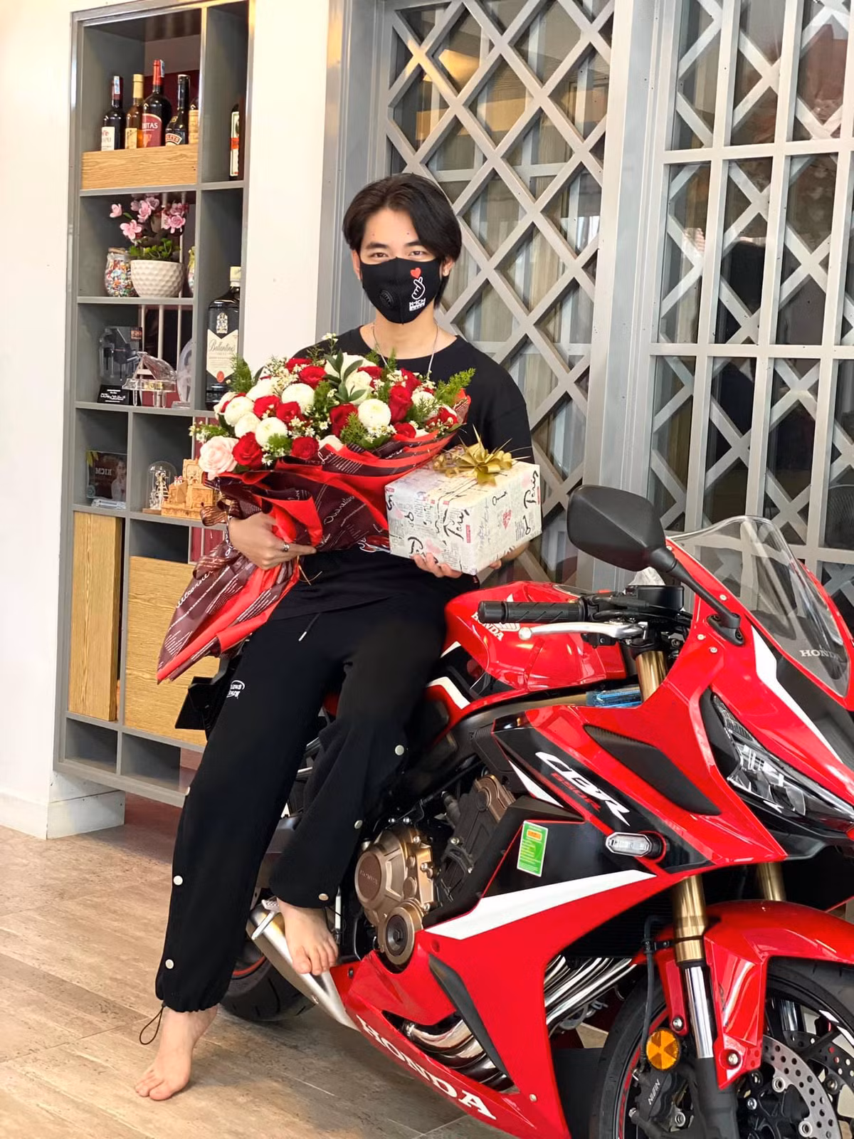 K-ICM khoe quà sinh nhật sớm từ mẹ nuôi.