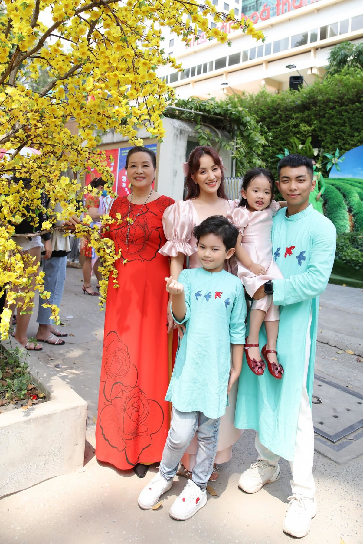 Khánh Thi mừng thọ mẹ tuổi 73.