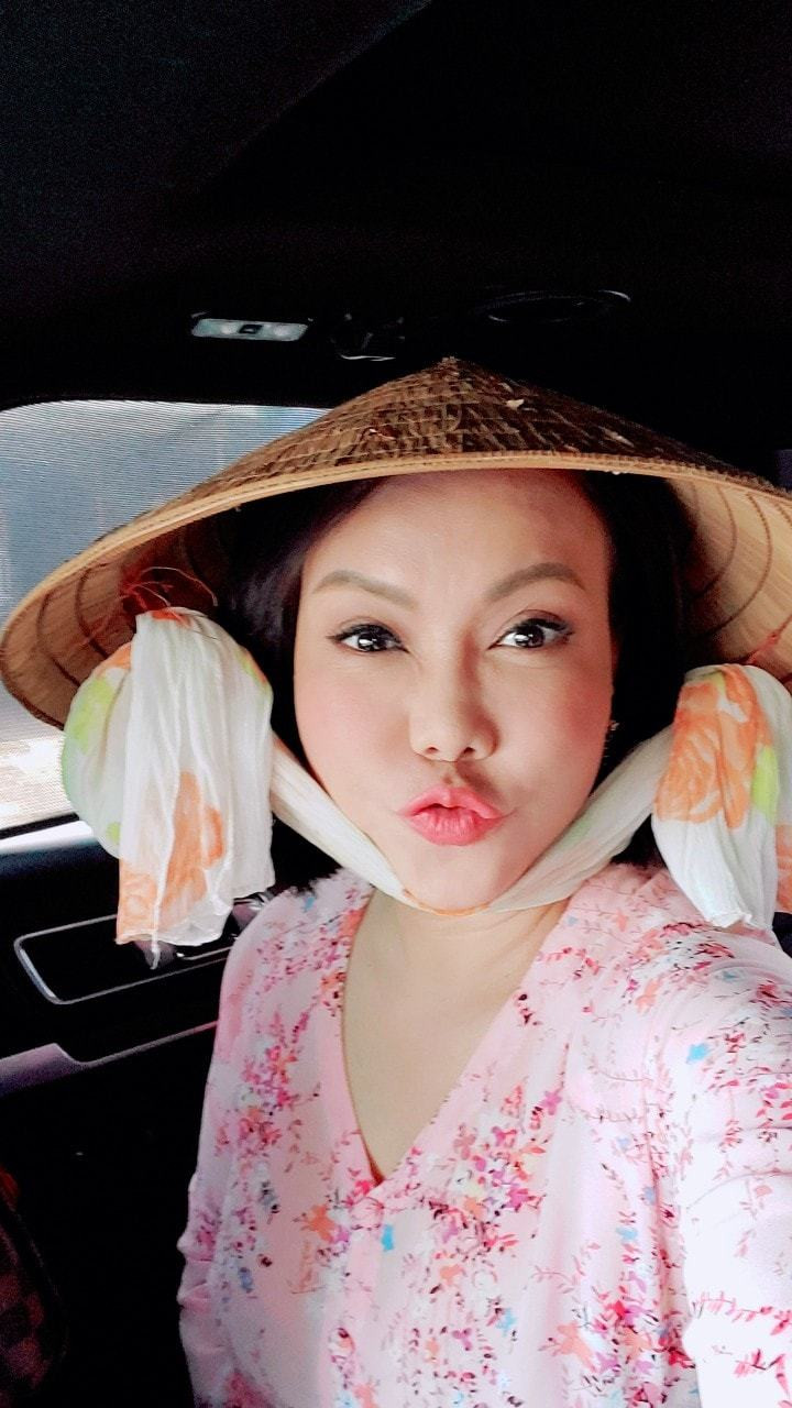 Hay tin TP.HCM giãn cách xã hội theo Chỉ thị 16, Việt Hương lại gửi 1 tấn gạo và 300 nước mắm, nước tương, tương cà... cho Quận 10. Cô đang liên hệ để nấu và trao cơm cho người sống trong khu cách ly và lực lượng phòng chống dịch.