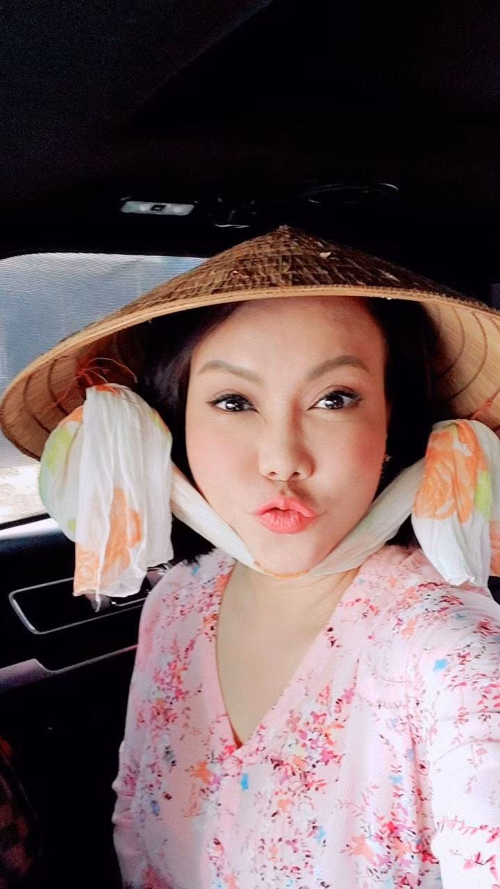 Hay tin TP.HCM giãn cách xã hội theo Chỉ thị 16, Việt Hương lại gửi 1 tấn gạo và 300 nước mắm, nước tương, tương cà... cho Quận 10. Cô đang liên hệ để nấu và trao cơm cho người sống trong khu cách ly và lực lượng phòng chống dịch.