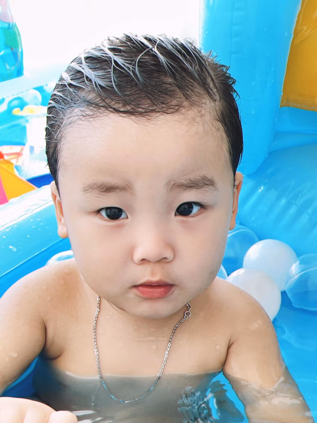 Hòa Minzy lo lắng khi bé Bo không được cắt tóc do dịch bệnh.