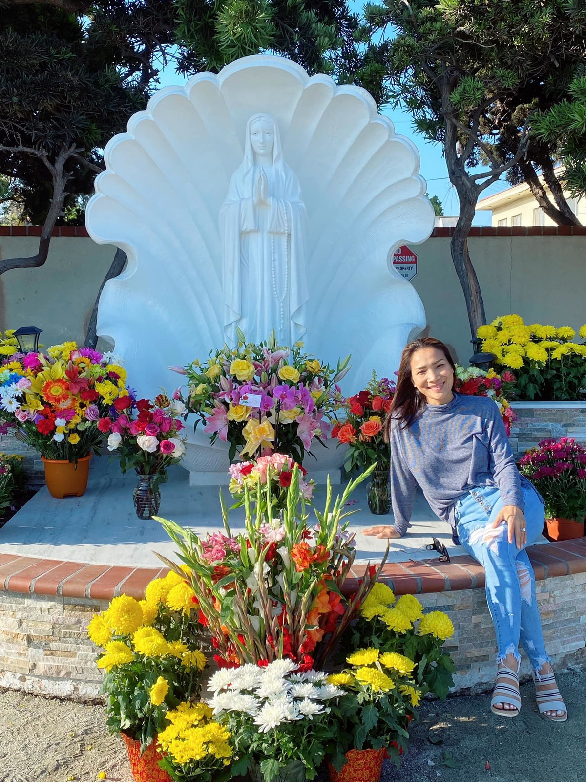 Hồng Ngọc cầu nguyện Đức Mẹ.