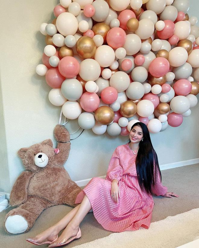 Cũng chính vì chăm giữ mái tóc dài chấm hông, màu đen truyền thống không tạo kiểu cầu kỳ đã giúp cho hình ảnh Phạm Hương luôn quý phái và đằm thắm trong mắt công chúng.