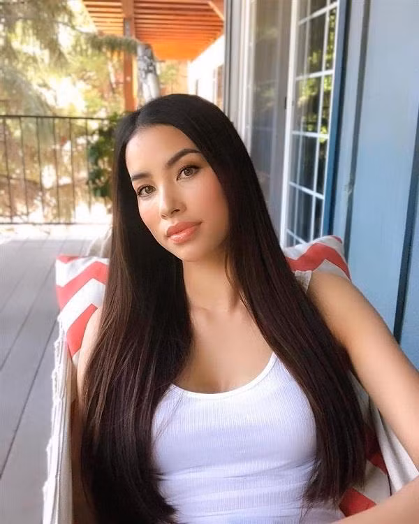 Suối tóc mây của Phạm Hương nổi bật nhất trong những bức hình selfie.