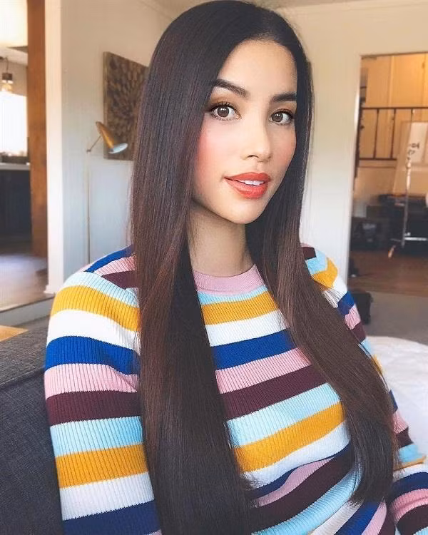 Nàng hậu từng khẳng định mình yêu thích tóc dài và dường như công chúng sẽ khó được thấy cô để tóc ngắn: “Tóc thẳng nhé. Không chạy theo xu hướng tóc ngắn, mình vẫn thích là team tóc dài". 