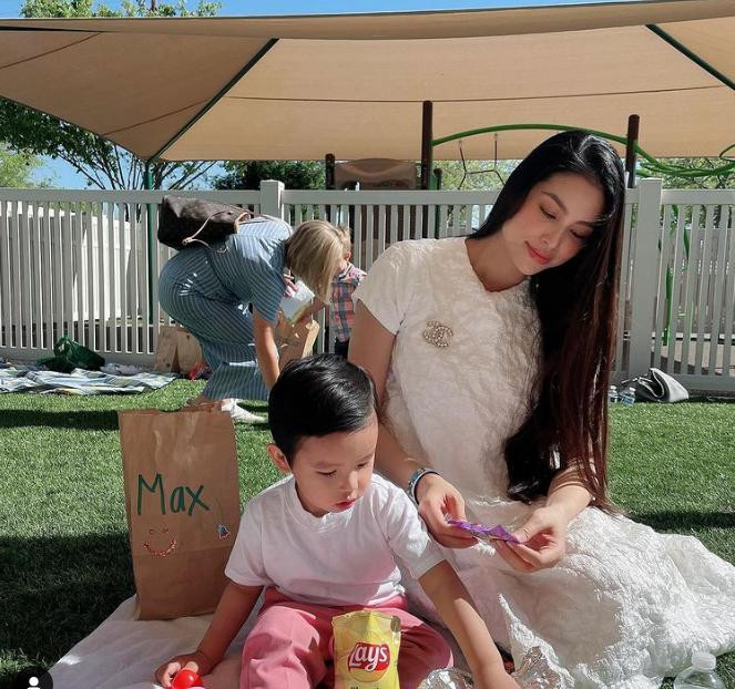 Người đẹp vẫn chọn mặc váy khá rộng giấu vóc dáng nhưng bù lại, cô ghi điểm bởi gương mặt xinh đẹp dù chỉ trang điểm rất nhẹ. Đặc biệt, mái tóc dài đen nhánh luôn được Phạm Hương khoe khéo bằng cách buông xõa tự nhiên.