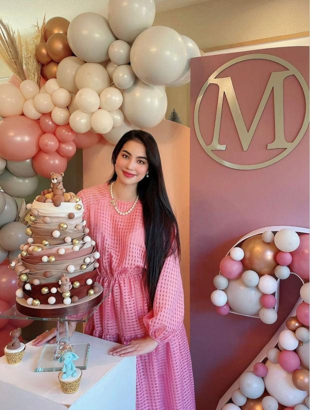 Phạm Hương thời còn hoạt động trong Vbiz vốn đã trung thành với tóc dài nhưng kể từ khi giải nghệ sang Mỹ, cô mới thực sự có được suối tóc đáng mơ ước.