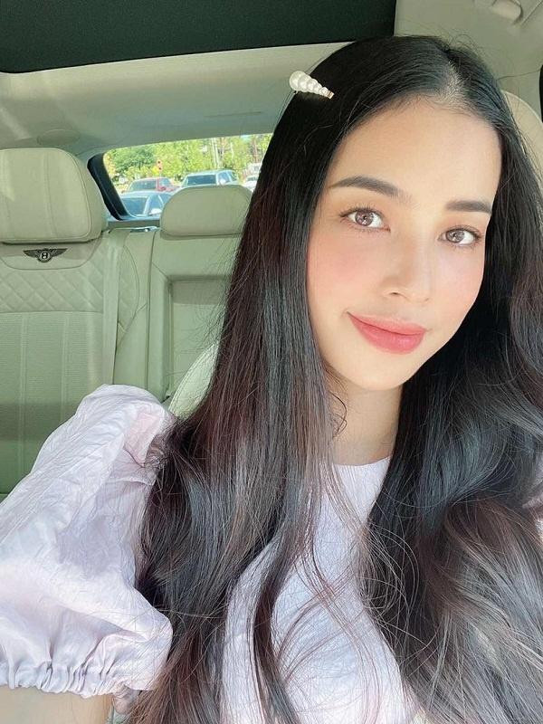 Mái tóc dài thẳng, đen nhánh của Phạm Hương khiến người hâm mộ mê mẩn.