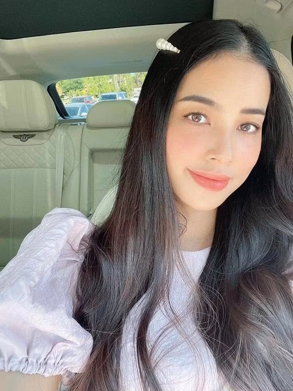 Mái tóc dài thẳng, đen nhánh của Phạm Hương khiến người hâm mộ mê mẩn.