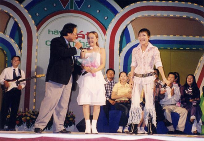 y Oanh sinh năm 1985 quê ở Phan Thiết. Cô bén duyên với nghệ thuật từ rất sớm qua các hoạt động ngoại khóa. Cô mạnh dạn trải nghiệm các cuộc thi ca hát nhưng không gặp nhiều may mắn.