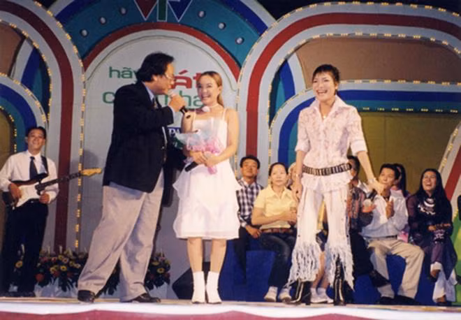 Vy Oanh sinh năm 1985 quê ở Phan Thiết. Cô bén duyên với nghệ thuật từ rất sớm qua các hoạt động ngoại khóa. Cô mạnh dạn trải nghiệm các cuộc thi ca hát nhưng không gặp nhiều may mắn.