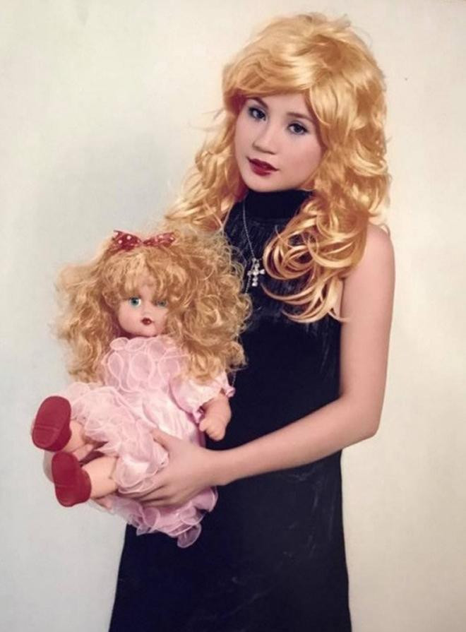 ...hay đội tóc giả vàng chóe bắt chước người nước ngoài.