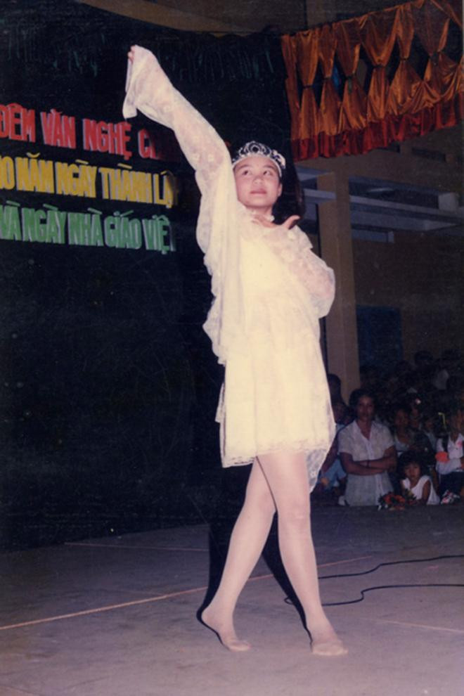 Trong khi cuộc thách đố tiền tỷ giữa 2 người còn chưa ngã ngũ thì netizen đã khai quật hết những hình ảnh từ thời "ơ kìa" của Vy Oanh để giết thời gian. Qua những hình ảnh này, nhiều người mới ngã ngửa, hóa ra Vy Oanh "dậy thì" thành công đến thế ư?