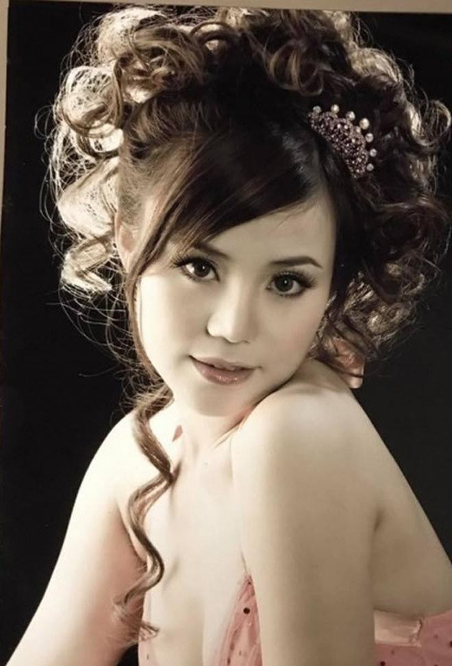 Với những ai đã quen với một Vy Oanh quyến rũ, nhẹ nhàng thì khó có thể tượng tượng ra có một thời giọng ca "Đồng Xanh" lại nhìn "ăn chơi"...