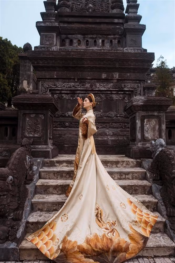 Netizen chê Lệ Quyên già, make up xấu khi đứng với bạn trai kém 12 tuổi thì giọng ca "Tình Lỡ" đăng ảnh đứng một mình, quay nửa mặt thôi cho hết ý kiến!