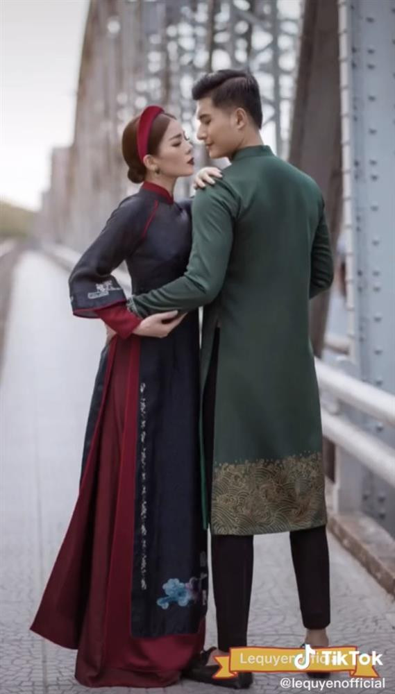 Trái với sự kỳ vọng của người hâm mộ, Lệ Quyên nếu không bị màu sắc quá trầm của áo dài cộng thêm tuổi thì cũng bị lớp make up tôn lên nét đẹp của một người mẹ khi ôm ấp tình trẻ...