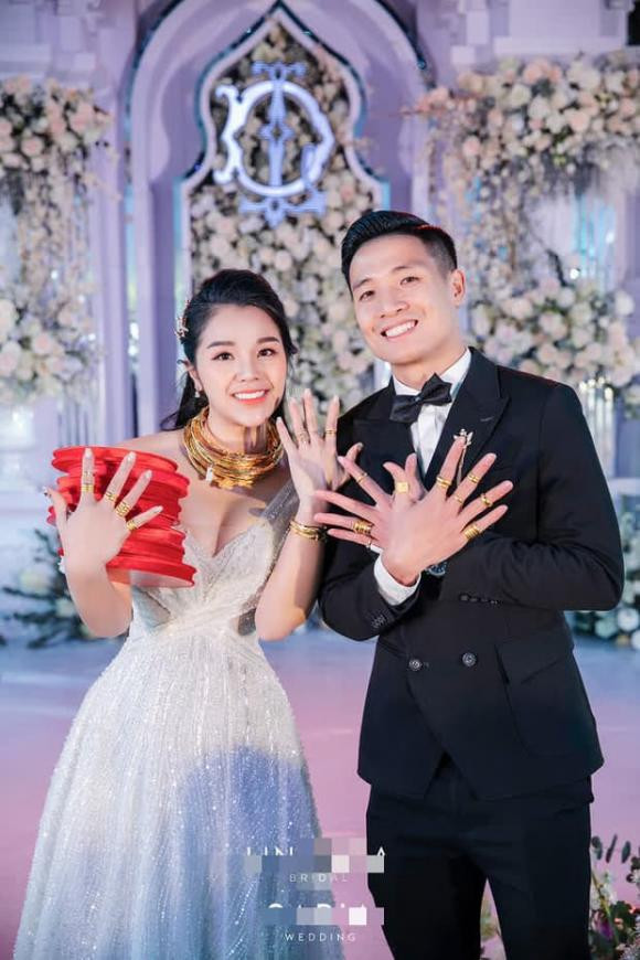 Và cũng trong hôm qua, Bùi Tiến Dũng và vợ Khánh Linh cũng tổ chức tiệc cưới tại quê cô dâu. Vợ chồng gây sốt vì hé lộ ảnh cận số vòng vàng được gia đình và bạn bè tặng. Dựa vào ảnh được chia sẻ, Khánh Linh mang vòng ứ cả cổ, do quá nhiều nên Bùi Tiến Dũng cũng phải "gánh" hộ vợ hơn 15 chiếc nhẫn vàng. Nhìn sính lễ của 2 cặp đôi cô dâu chú rể hot nhất Vbiz hôm nay là biết mức độ giàu có, sang chảnh đến mức nào rồi.