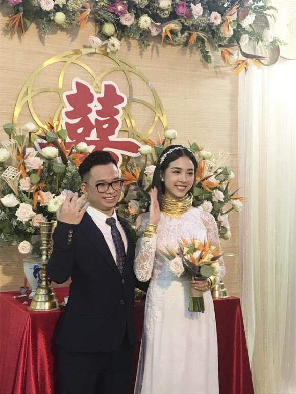 Hình ảnh người đẹp chụp ảnh cùng ông xã sau khi được phụ huynh trao quà khiến ai nấy cũng ngỡ ngàng số vàng trên người.