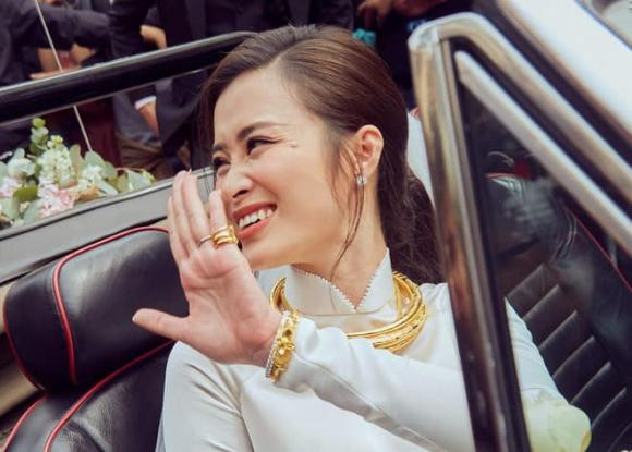 Cô dâu Đông Nhi khiến nhiều người người lóa mắt với những món quà tặng từ vàng. Sau đám cưới, có lẽ giọng ca Khóc sẽ để số kiềng vàng, vòng tay cất giữ cẩn thận tại nhà làm kỷ niệm.