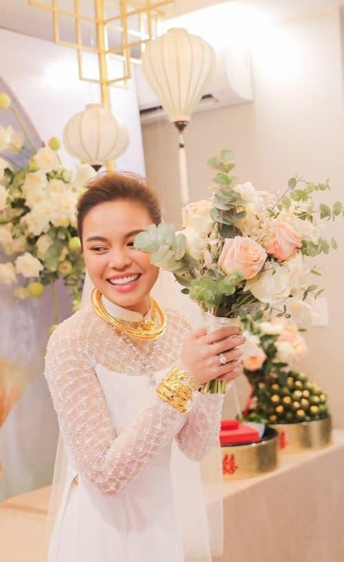 Tháng 10/2019, lễ ăn hỏi của ca sĩ Giang Hồng Ngọc và chú rể Xuân Văn được tổ chức ở nhà riêng TP HCM. Cô dâu đã đeo nhiều trang sức có giá trị gồm: 3 kiềng vàng, 1 vòng cổ ngọc trai, 1 nhẫn kim cương, 5 lắc tay vàng.