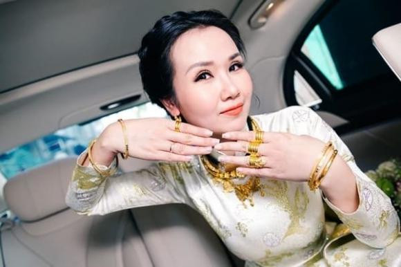 Tại lễ gia tiên sáng cùng ngày, cô dâu đã được gia đình tặng nhiều món đồ có giá trị và đeo tổng cộng: 1 đôi bông tai vàng, cài trâm vàng, 2 kiềng vàng, 1 vòng cổ bằng vàng, 3 lắc tay vàng, 15 nhẫn vàng, 1 nhẫn kim cương, 1 nhẫn cưới.