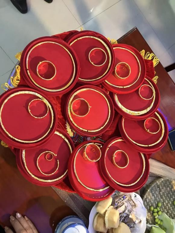 br/> Hôm nay (ngày 8/1), người hâm mộ đồng loạt gửi lời chúc phúc 2 cặp đôi Thuý An và ông xã tiến sĩ cùng Khánh Linh và cầu thủ Bùi Tiến Dũng. Không chỉ tổ chức hôn lễ chung ngày, 2 cặp đôi còn gây choáng khi cùng nhau khoe vàng cưới nặng phát choáng trong ngày vui ở Kiên Giang. Số vàng được bố mẹ hai bên gia đình Á hậu Thúy An dành tặng cho cô dâu trong ngày lễ trọng đại. 