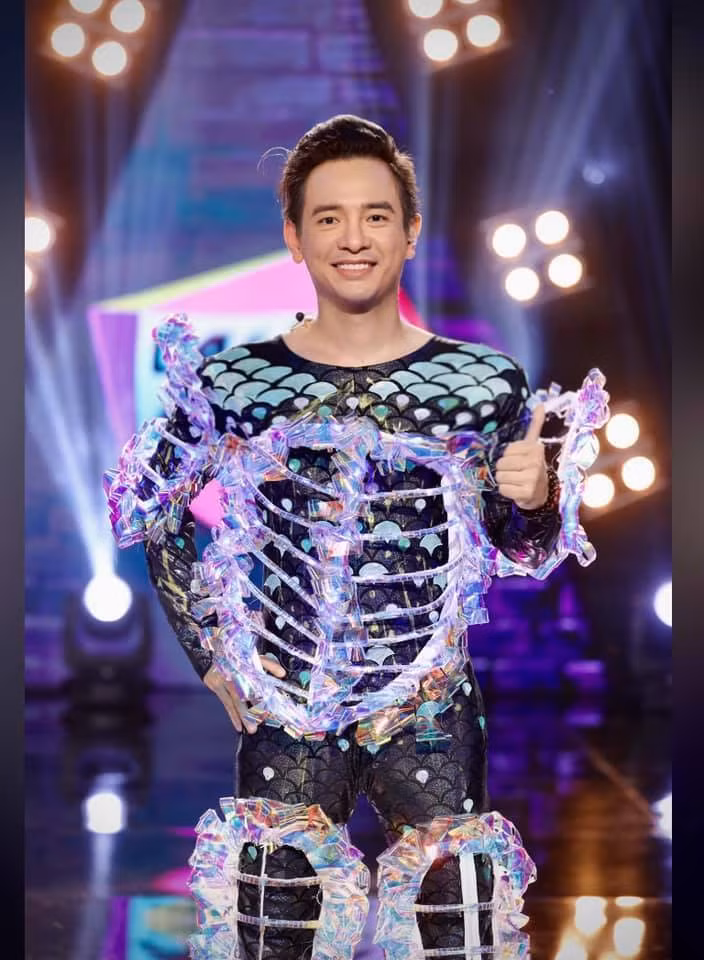 Ca si Viet Quang viem phoi nang nhap vien, sot lien tuc, me sang