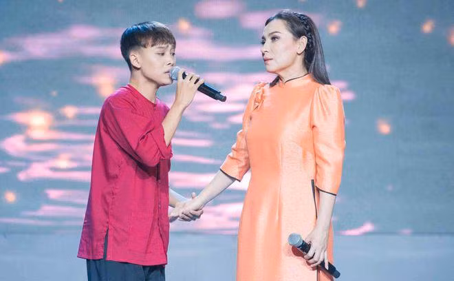 Luu Chan Long ke Phi Nhung hat cho chua 