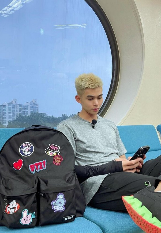 Jun Phạm chuẩn bị trước giờ ghi hình cho show Running man ở Hàn Quốc.