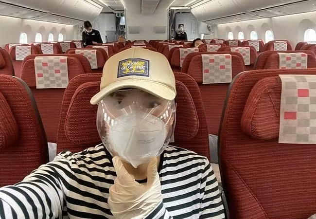 Lam Trường bảo hộ cẩn thận khi lên máy bay chạy show tại Mỹ.