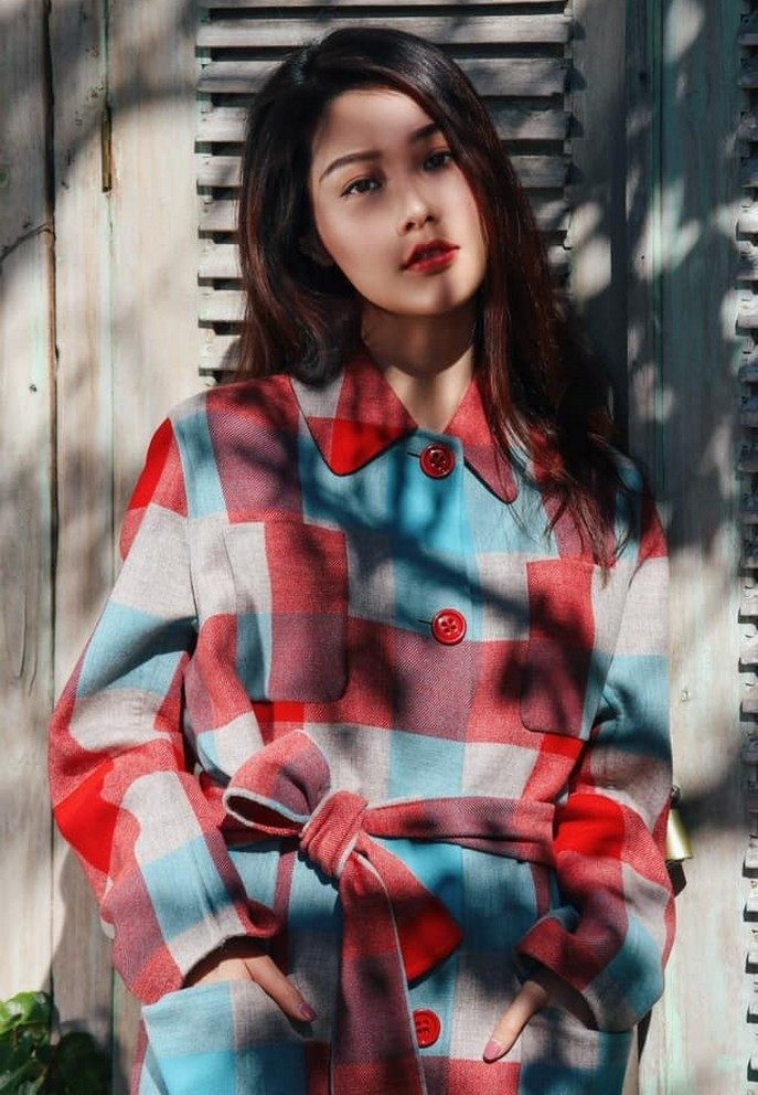 "Khi đôi môi em còn đỏ mọng. Khi ánh mắt em còn lấp lánh. Khi trái tim em còn rộn rã. Là khi em yêu anh", Diễm My 9x viết lời ngọt ngào.