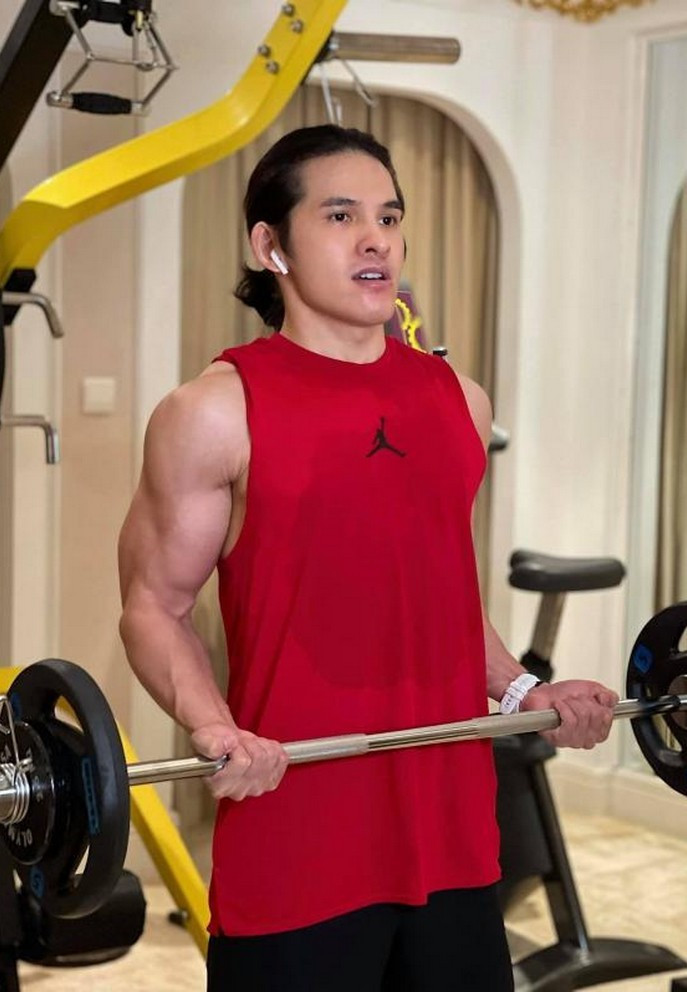 Quốc Thiên khoe thân hình cơ bắp cuồn cuộn là thành quả của quá trình tập gym nhiều năm.