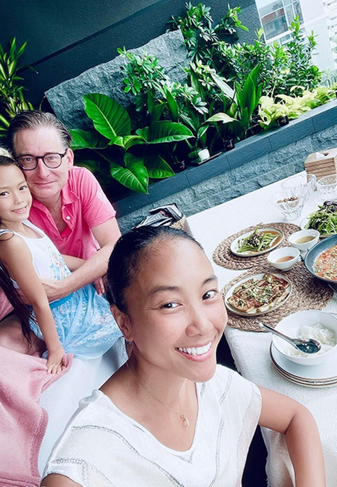 Đoan Trang vào bếp nấu các món Việt như: cà tím nướng mỡ hành, rau muống xào tỏi... Nữ ca sĩ hiện dành nhiều thời gian cho con gái khi bé vừa tựu trường.