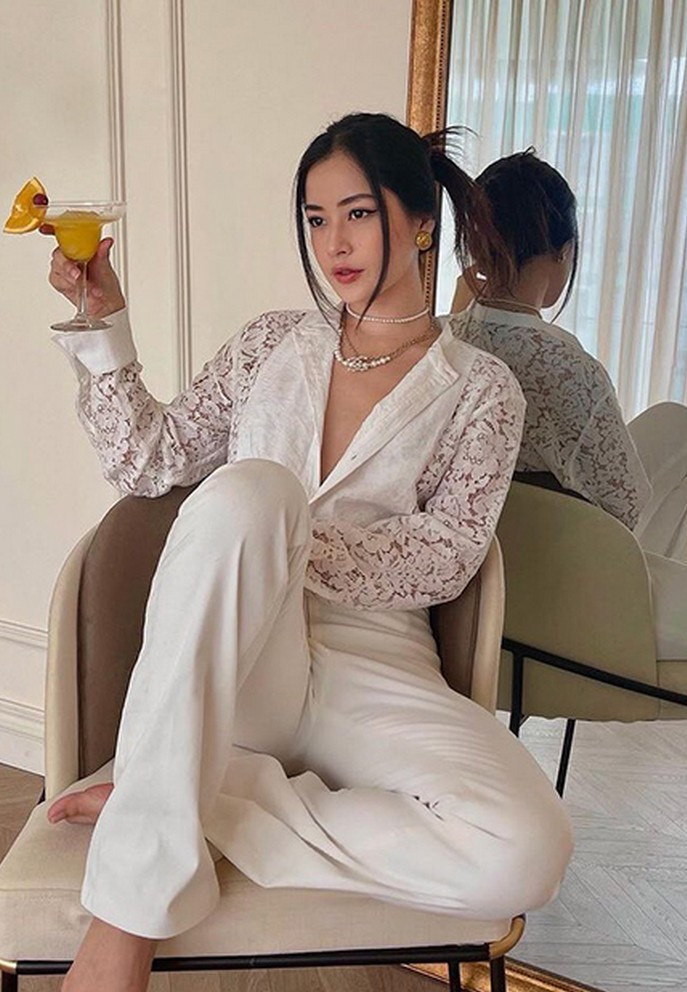 Chi Pu diện đồ xinh đẹp, pha ly cốc tai để thưởng thức trong những ngày rảnh rỗi.