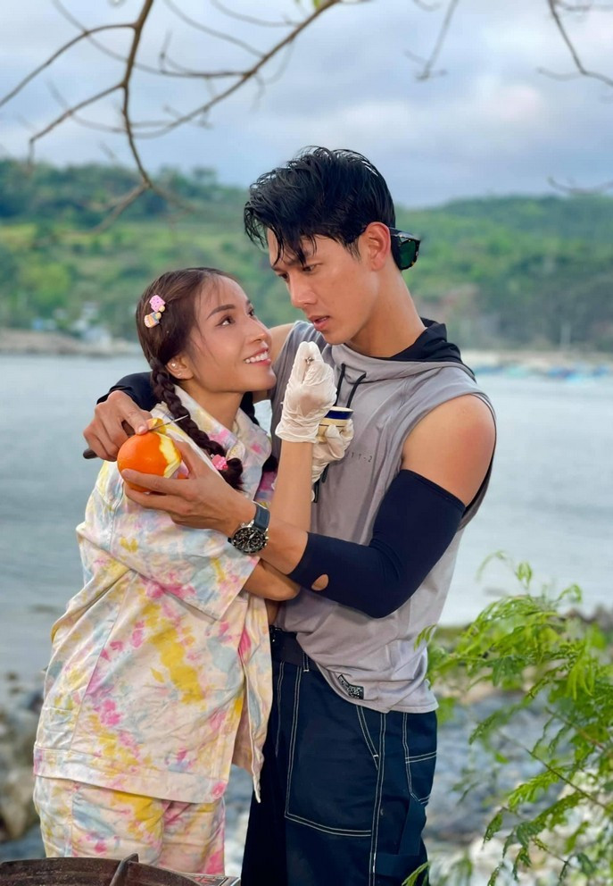 Song Luân đăng ảnh hậu trường tình tứ cùng đàn chị Khả Như.