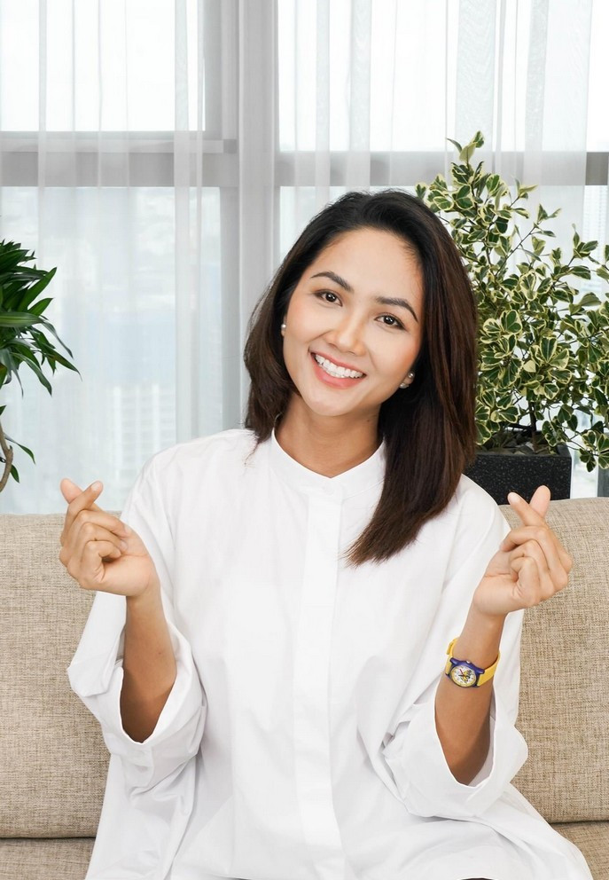 H'Hen Niê áo trắng giản dị tham gia ghi hình tại nhà cho một chương trình cộng đồng.