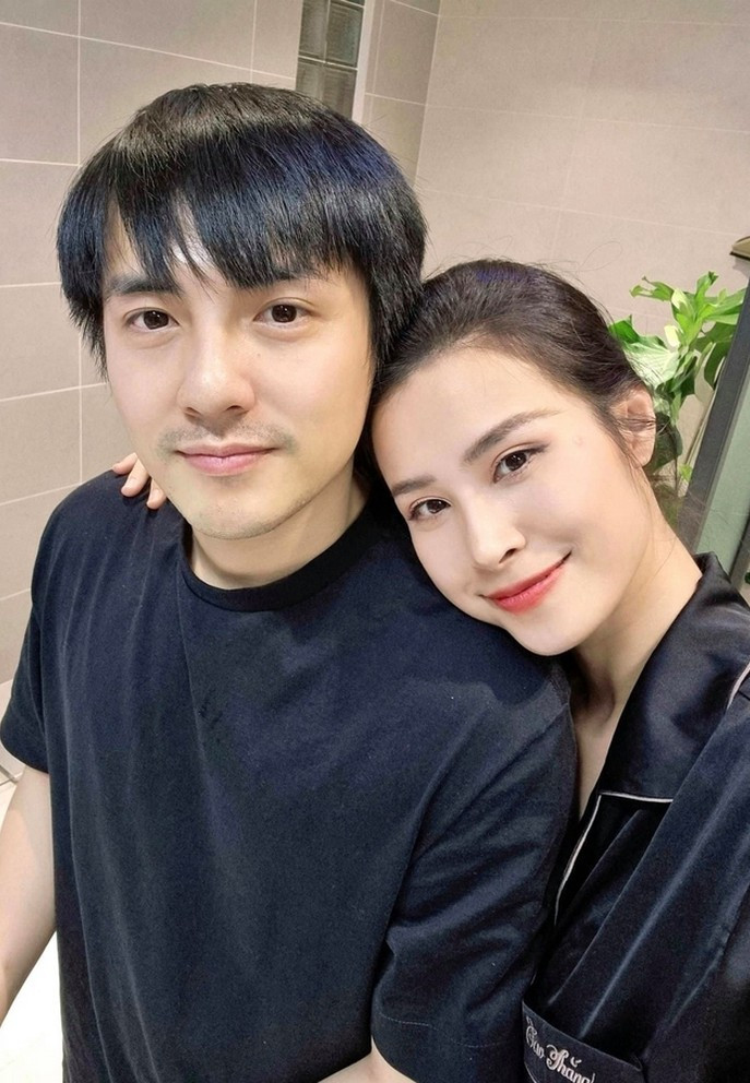 Vợ chồng Đông Nhi - Ông Cao Thắng bận rộn chăm con vẫn dành cho nhau không gian riêng.