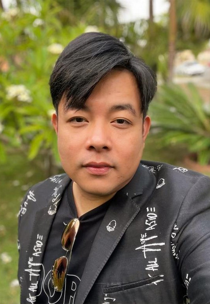 Quang Lê selfie nhưng gây bất ngờ bởi khuôn mặt thon gọn hẳn so với trước đây.