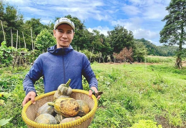 Lý Hải khoe những trái bí ngô thu hoạch trên trang trại Đà Lạt.