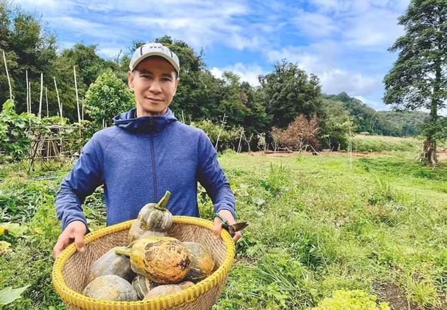 Lý Hải khoe những trái bí ngô thu hoạch trên trang trại Đà Lạt.