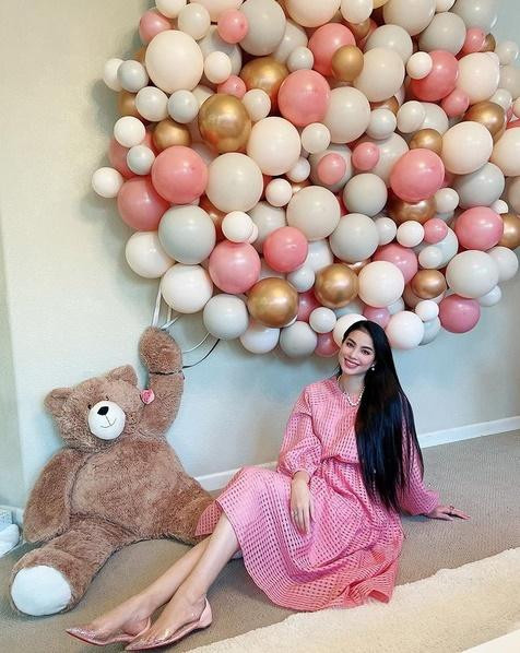 Những thiết kế có phần chân váy bồng xòe luôn được cô ưu ái để giấu nhẹm vòng hai kém thon.