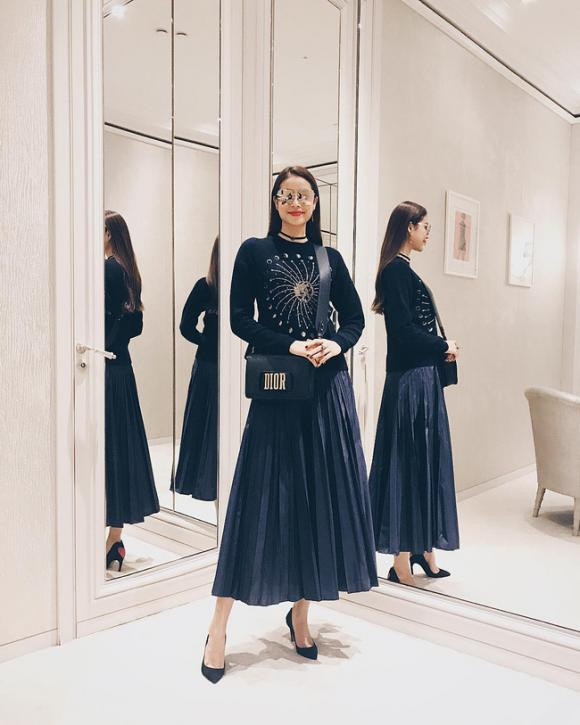 Nàng hậu thường xuyên diện đồ rộng, tối màu trong thời gian mang thai khiến nhiều người muốn đoán biết cô bầu thật hay giả cũng khó lòng nhận định.