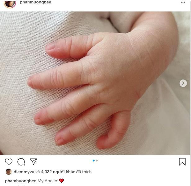 Cách đây ít giờ, Phạm Hương gây chú ý khi chia sẻ trên Instagram bức ảnh chụp cận bàn tay em bé xinh xẻo kèm dòng trạng thái: "My Apollo" (Tạm dịch: Apollo của tôi). Nhiều người cho rằng Phạm Hương đã sinh con thứ 2 và đặt tên cho nhóc tỳ là Apollo.