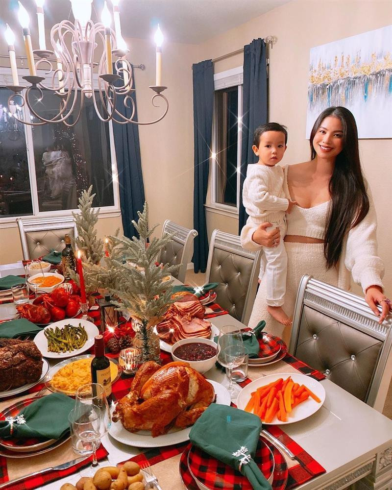 Ở những tháng đầu khi bụng còn bé, người đẹp vẫn khéo léo chọn quần cạp cao, áo croptop và cardigan hack dáng mà nhiều người không hề hay biết.