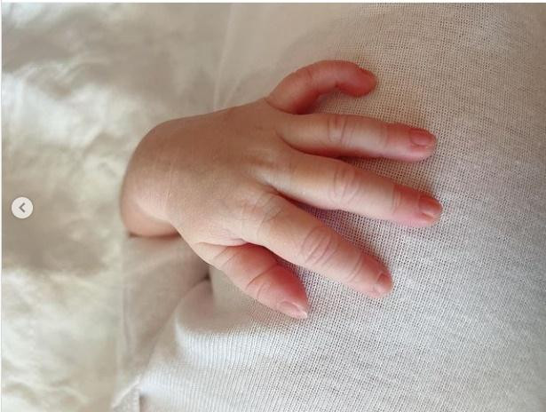 Theo đó, quản lý của Phạm Hương cũng xác nhận người đẹp đã lâm bồn vào tháng 7/2021. "Hôm nay (4/9) là sinh nhật Phạm Hương nên cô chia sẻ niềm vui cùng mọi người khi có thêm 1 đứa con trai nữa", người đại diện chia sẻ.